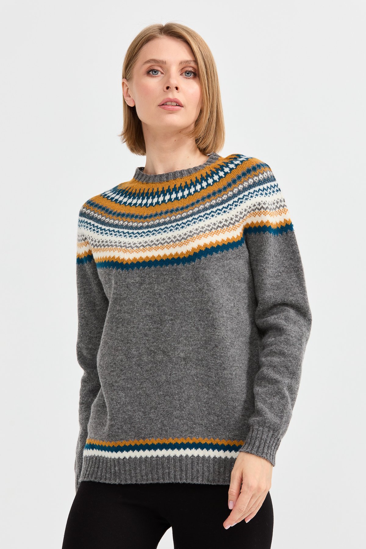 22086Kadın Sıfır Yaka İşleme Desenli Yün Kazak Füme