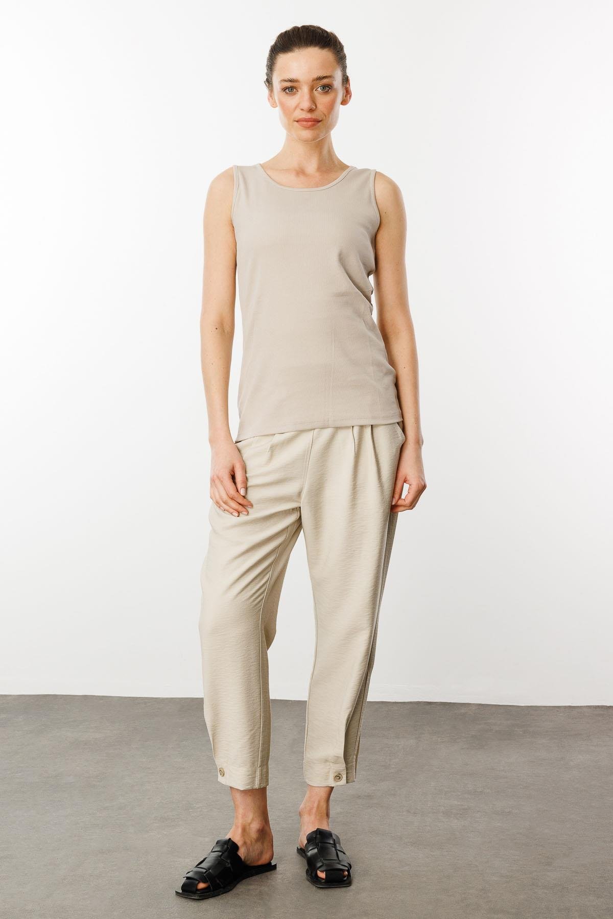 23772Kadın Sıfır Yaka Kaşkorse Pamuklu Askılı T-shirt Bej