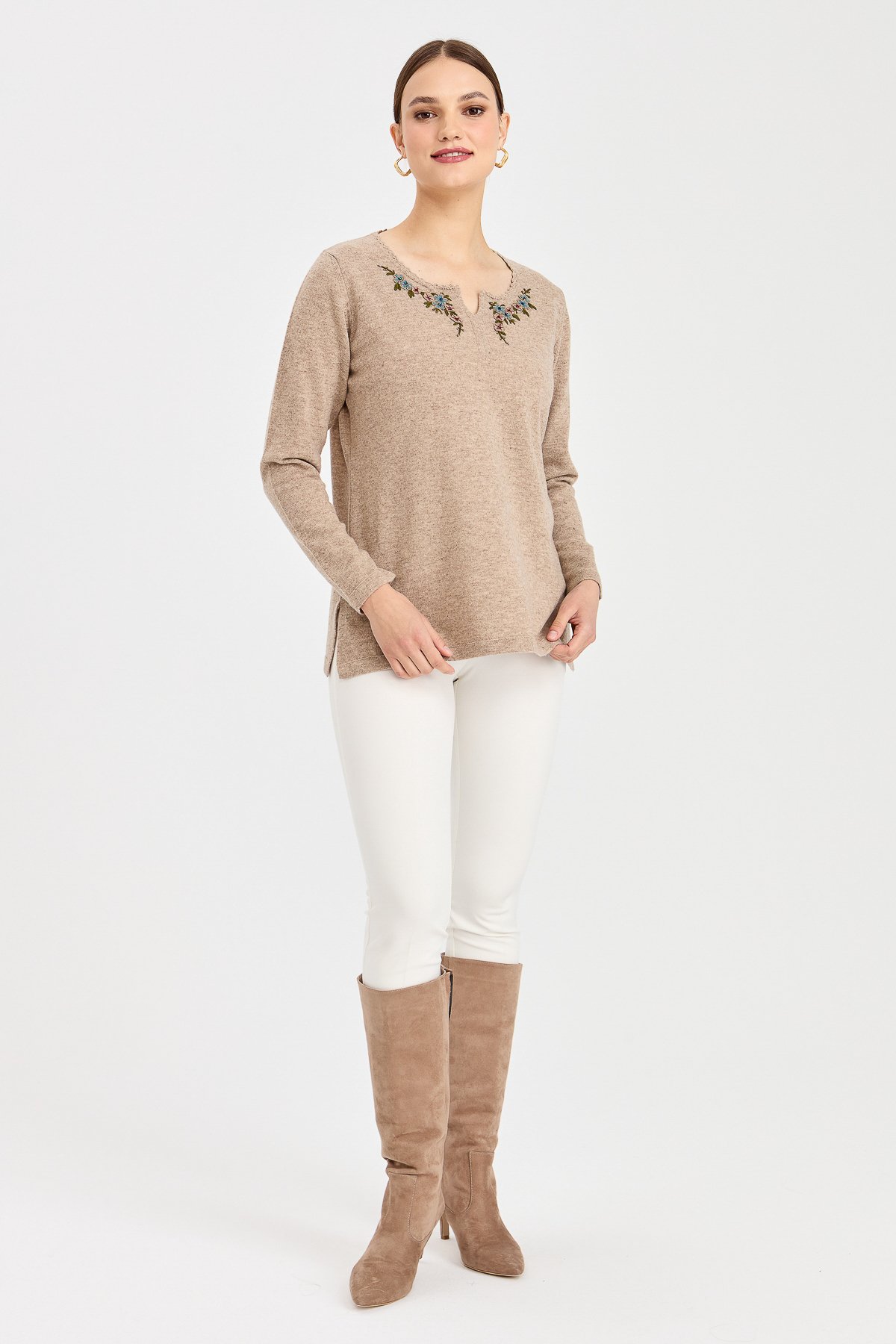 23005Kadın Sıfır Yaka Kenarı Dantel İşlemeli Yün Kazak K.Bej