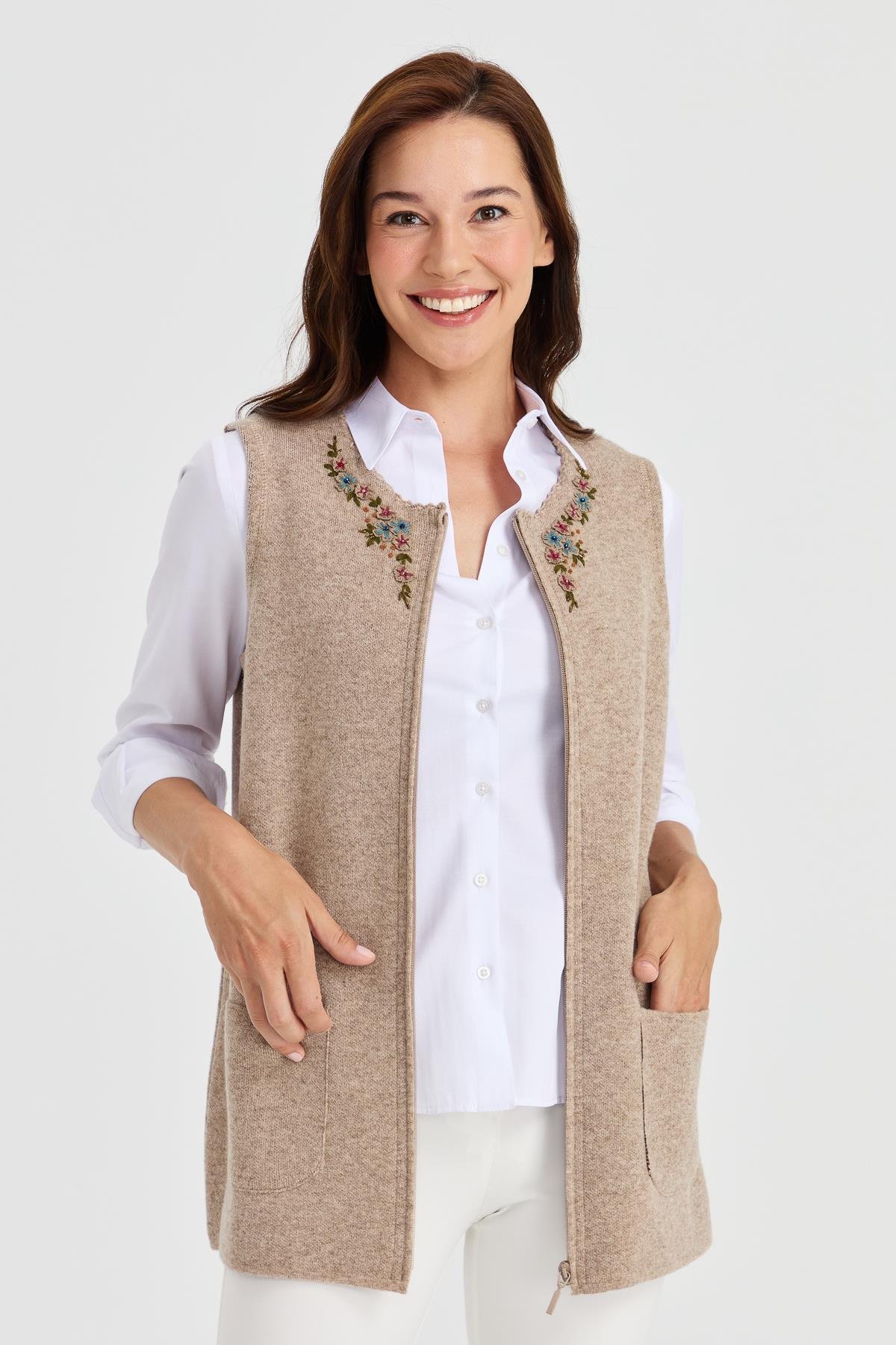 23000Kadın Sıfır Yaka Kenarı Dantel İşlemeli Yün Yelek K.Bej