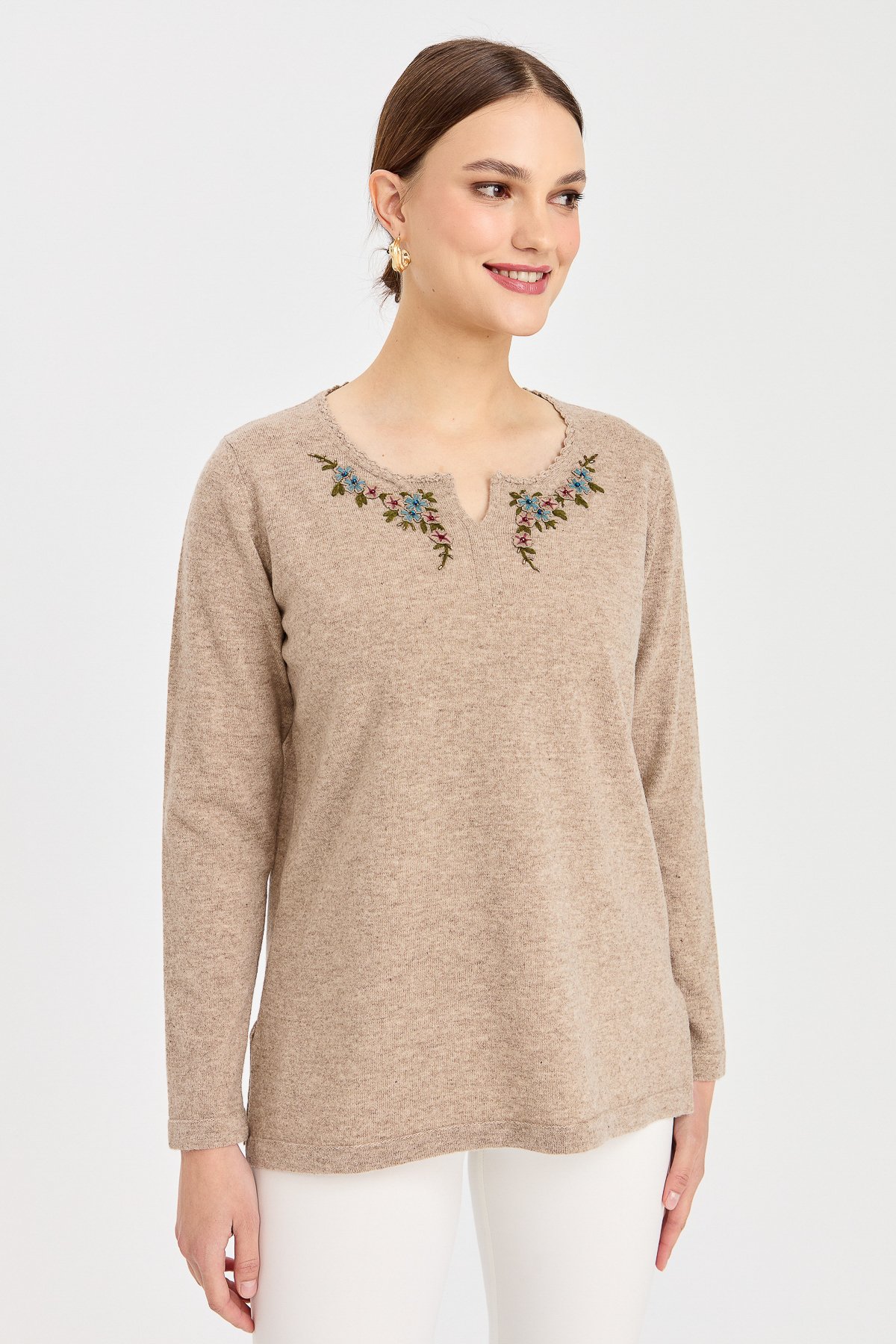 23005Kadın Sıfır Yaka Kenarı Dantel İşlemeli Yün Kazak K.Bej