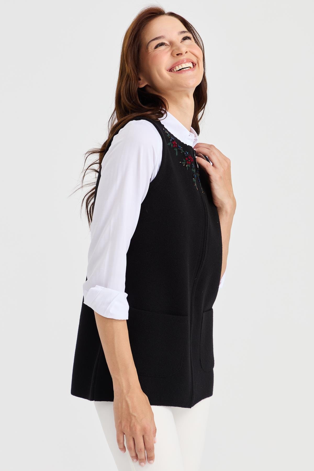 23000Kadın Sıfır Yaka Kenarı Dantel İşlemeli Yün Yelek Siyah