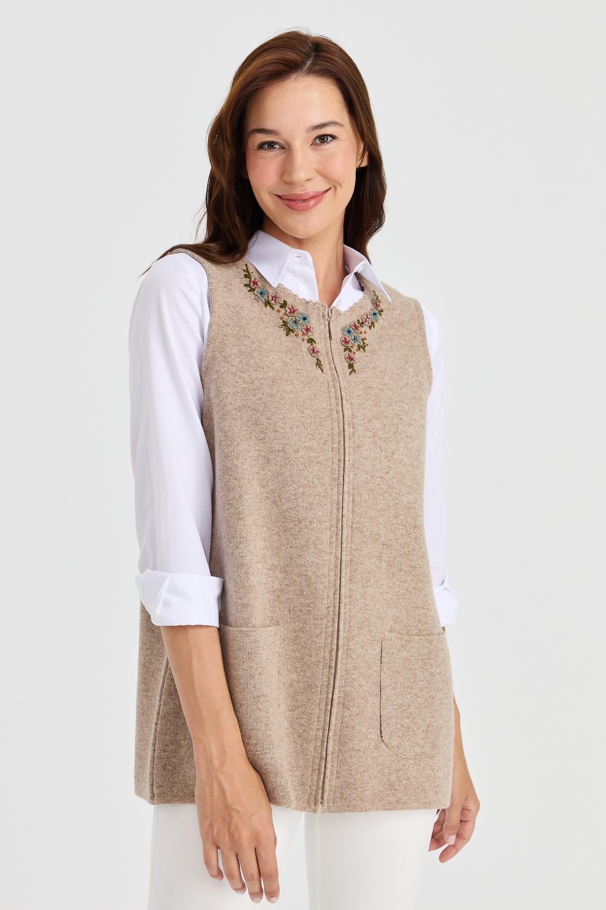 23000Kadın Sıfır Yaka Kenarı Dantel İşlemeli Yün Yelek K.Bej