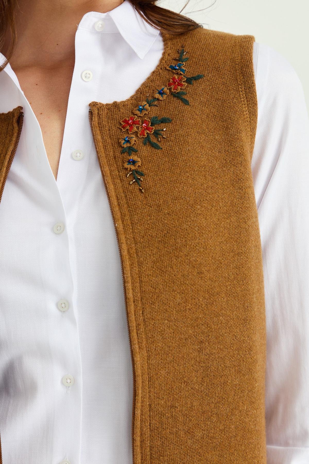 23000Kadın Sıfır Yaka Kenarı Dantel İşlemeli Yün Yelek K.taba