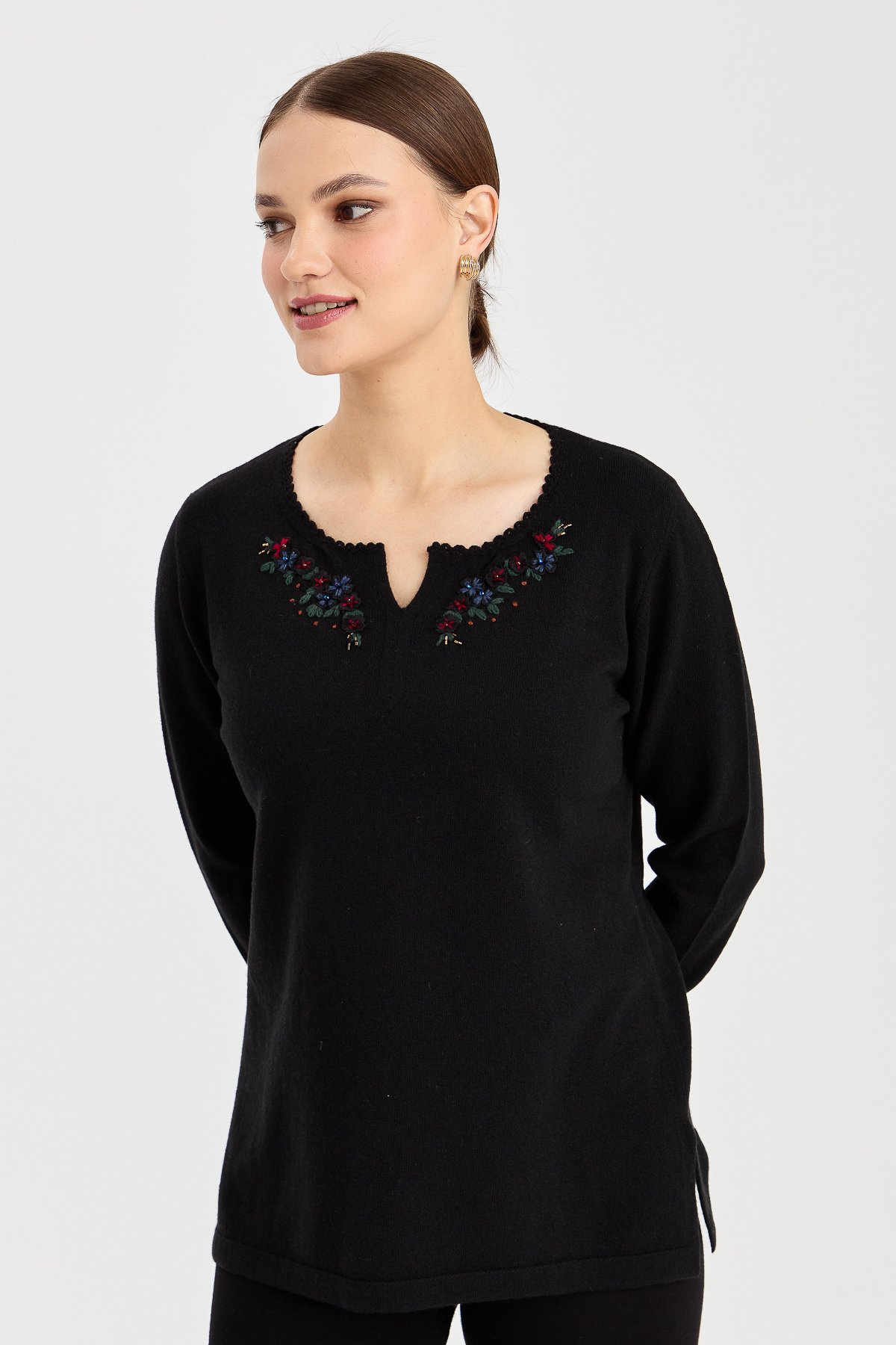 23005Kadın Sıfır Yaka Kenarı Dantel İşlemeli Yün Kazak Siyah