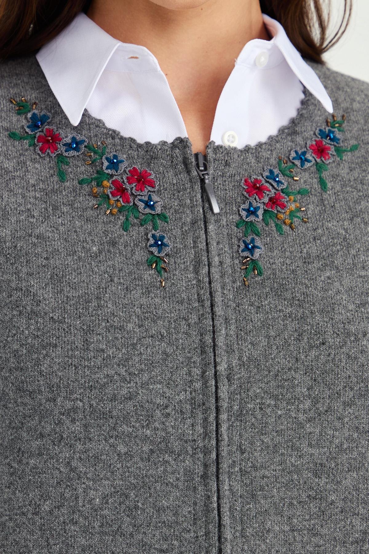 23000Kadın Sıfır Yaka Kenarı Dantel İşlemeli Yün Yelek Füme