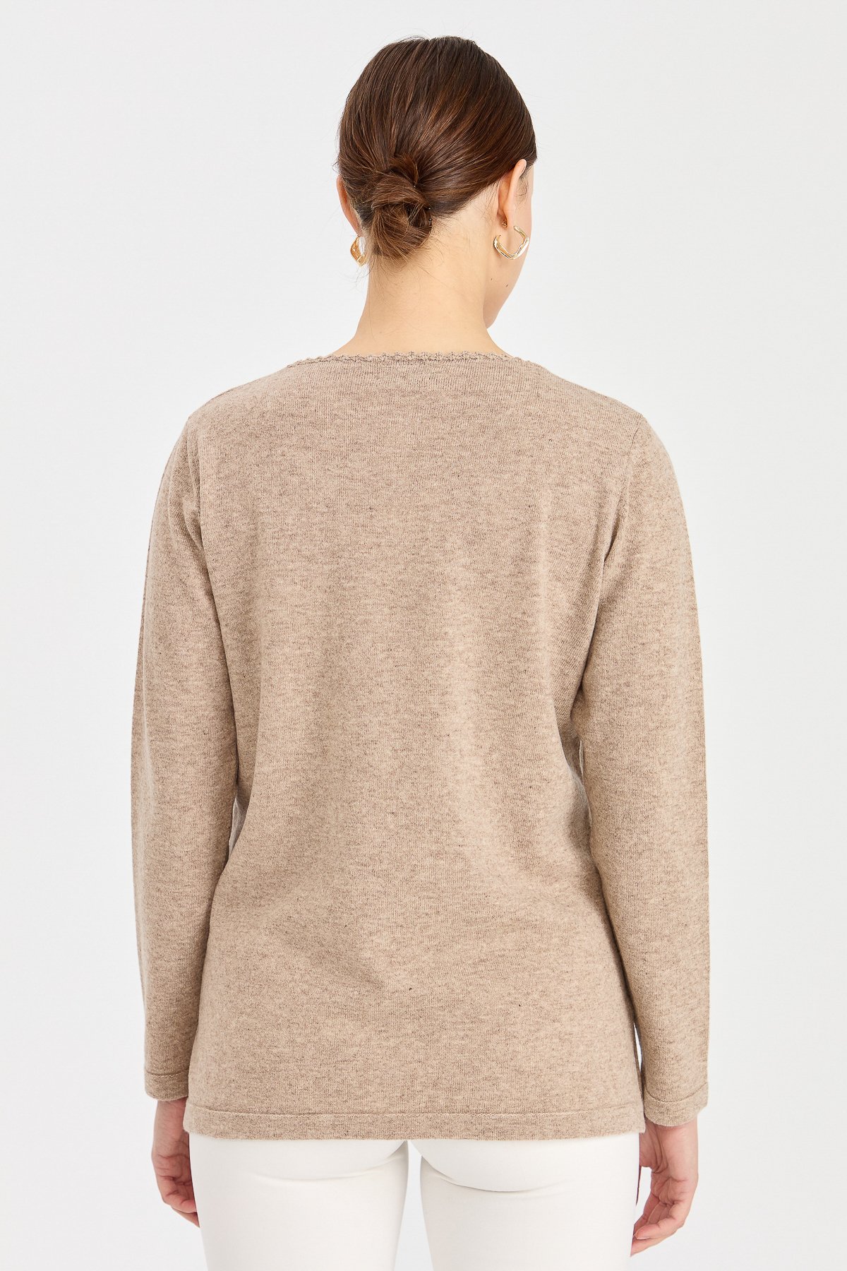 23005Kadın Sıfır Yaka Kenarı Dantel İşlemeli Yün Kazak K.Bej