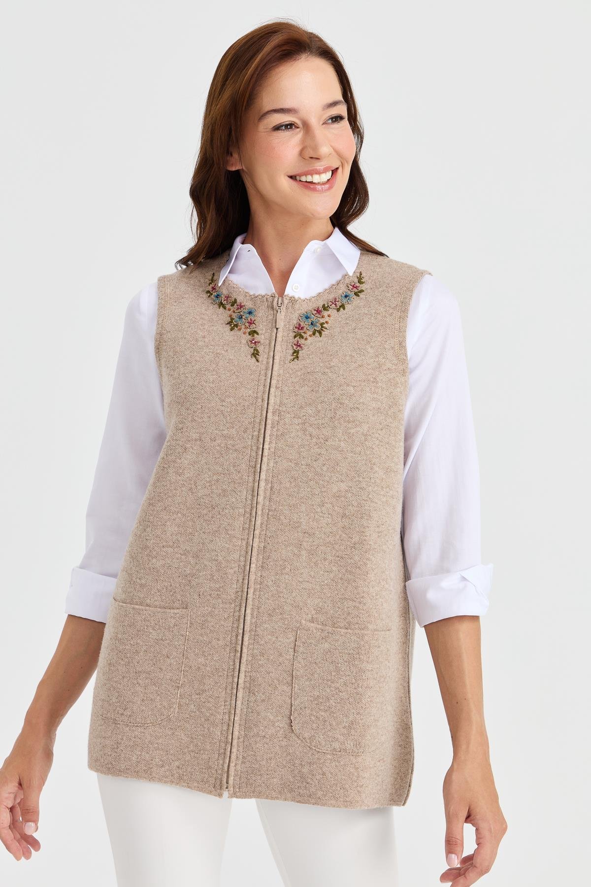 23000Kadın Sıfır Yaka Kenarı Dantel İşlemeli Yün Yelek K.Bej