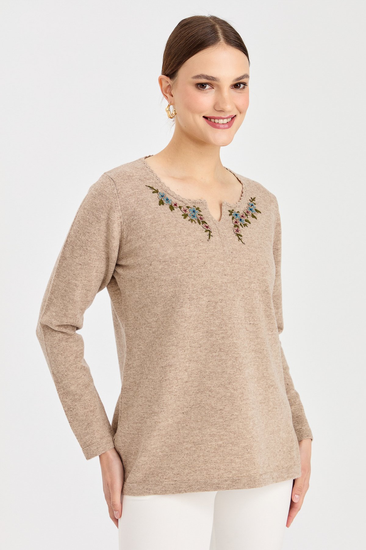 23005Kadın Sıfır Yaka Kenarı Dantel İşlemeli Yün Kazak K.Bej