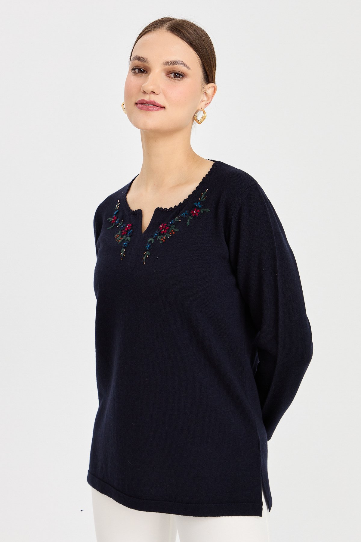 23005Kadın Sıfır Yaka Kenarı Dantel İşlemeli Yün Kazak K.Lacivert