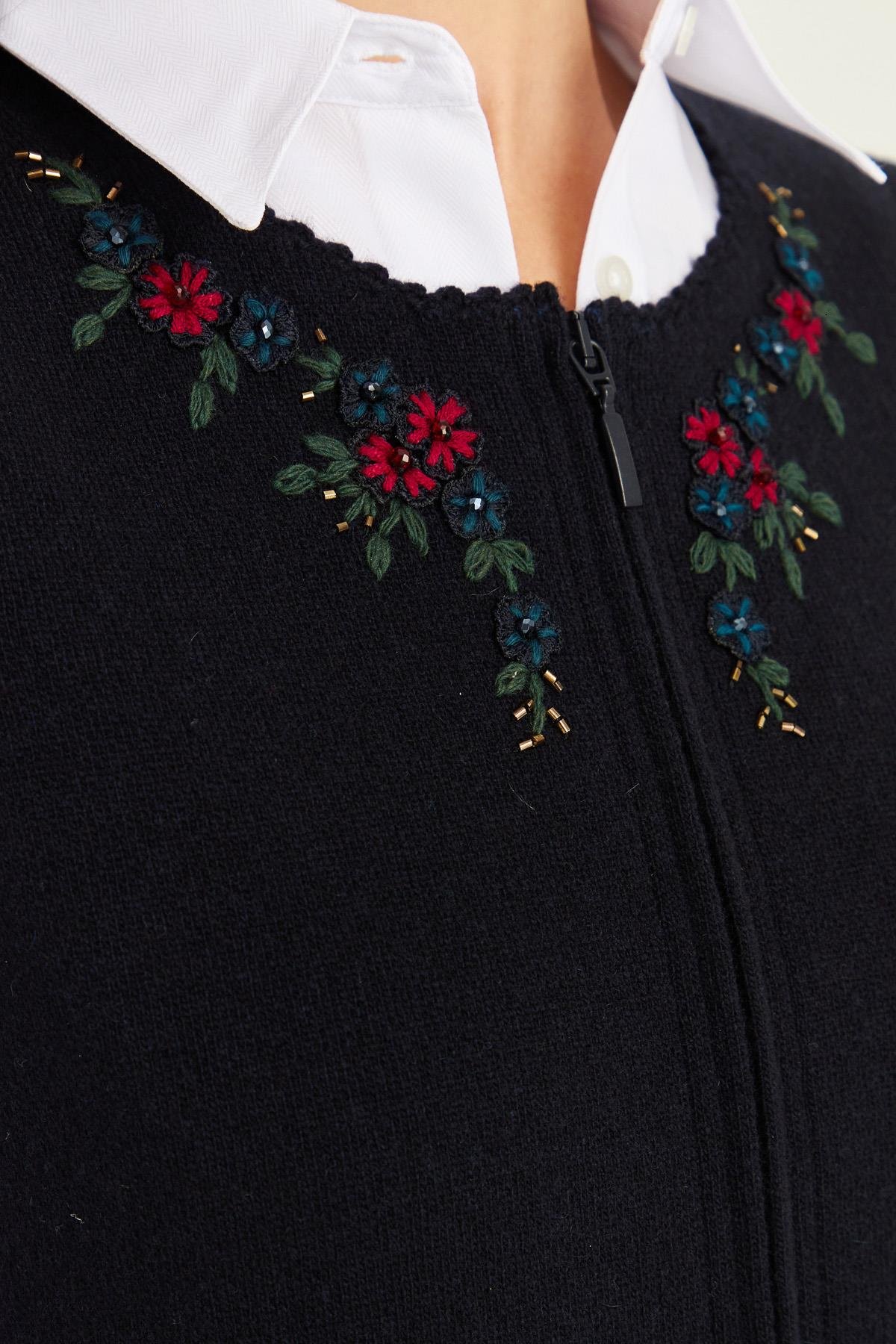 23000Kadın Sıfır Yaka Kenarı Dantel İşlemeli Yün Yelek K.Lacivert