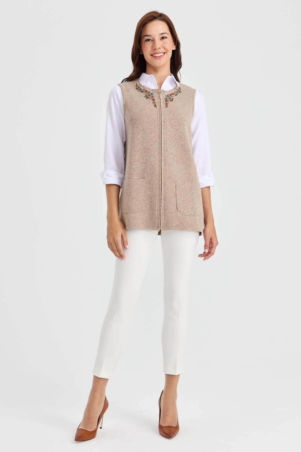 23000Kadın Sıfır Yaka Kenarı Dantel İşlemeli Yün Yelek K.Bej