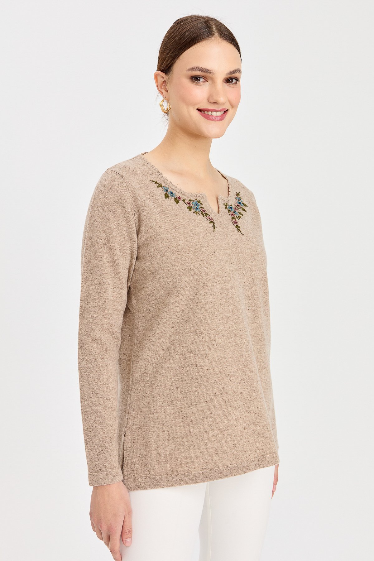 23005Kadın Sıfır Yaka Kenarı Dantel İşlemeli Yün Kazak K.Bej
