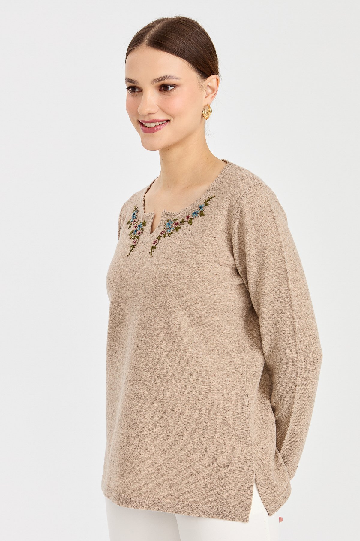 23005Kadın Sıfır Yaka Kenarı Dantel İşlemeli Yün Kazak K.Bej