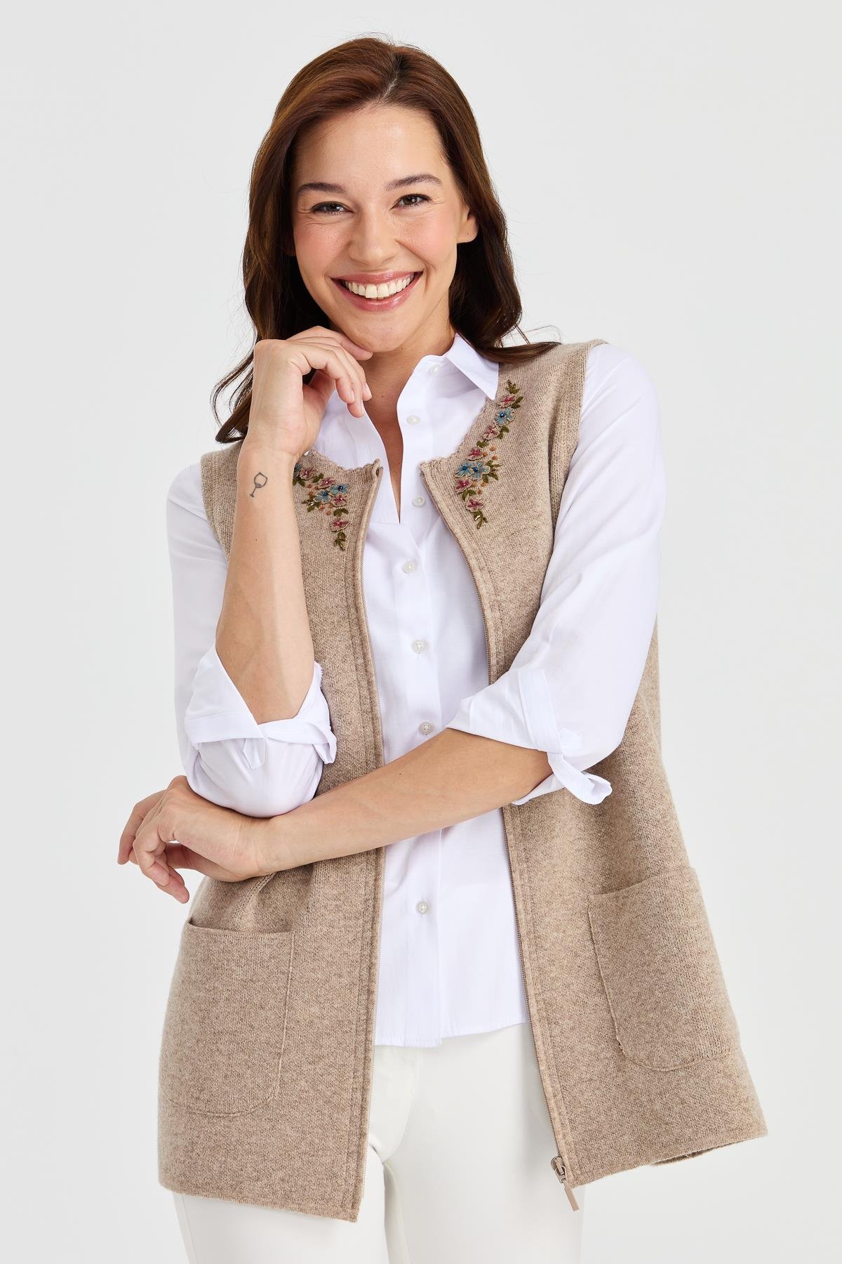 23000Kadın Sıfır Yaka Kenarı Dantel İşlemeli Yün Yelek K.Bej