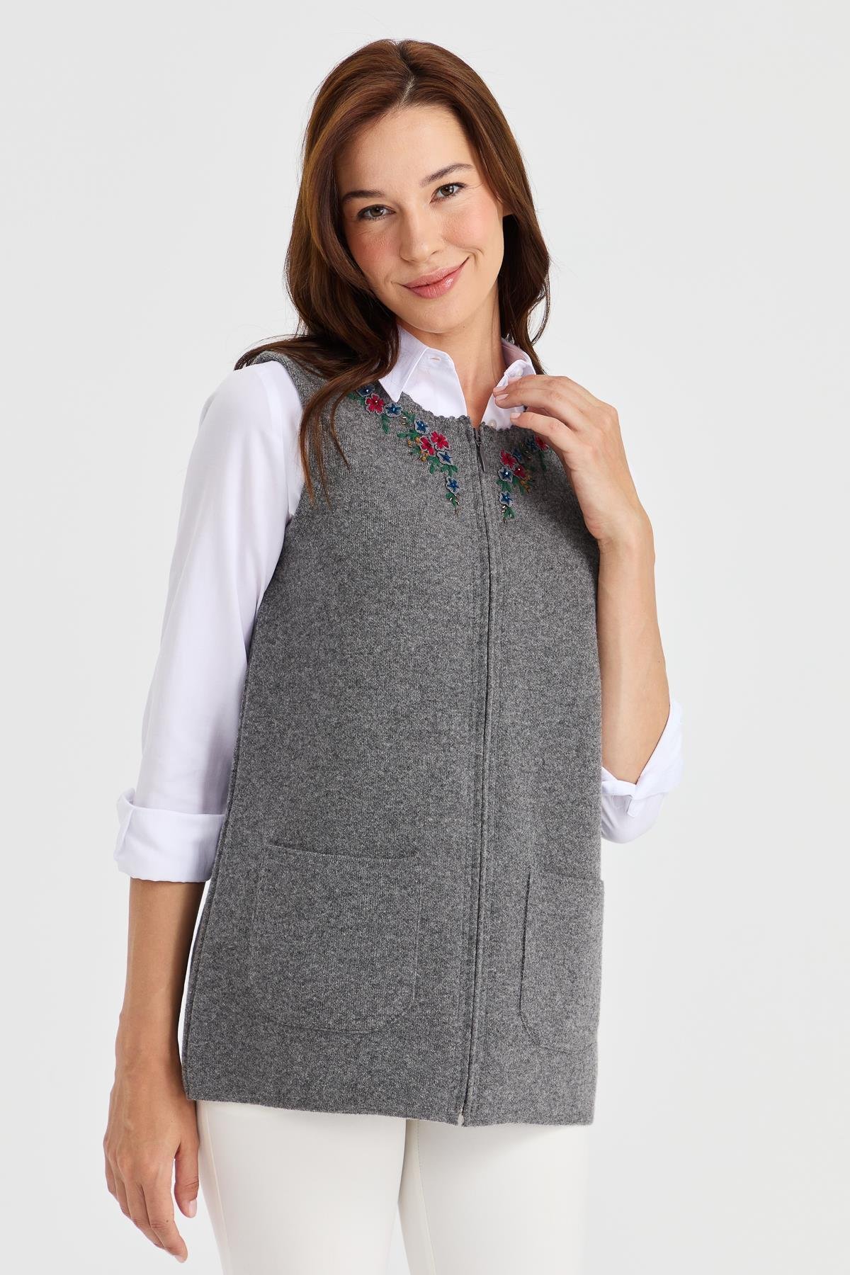 23000Kadın Sıfır Yaka Kenarı Dantel İşlemeli Yün Yelek Füme