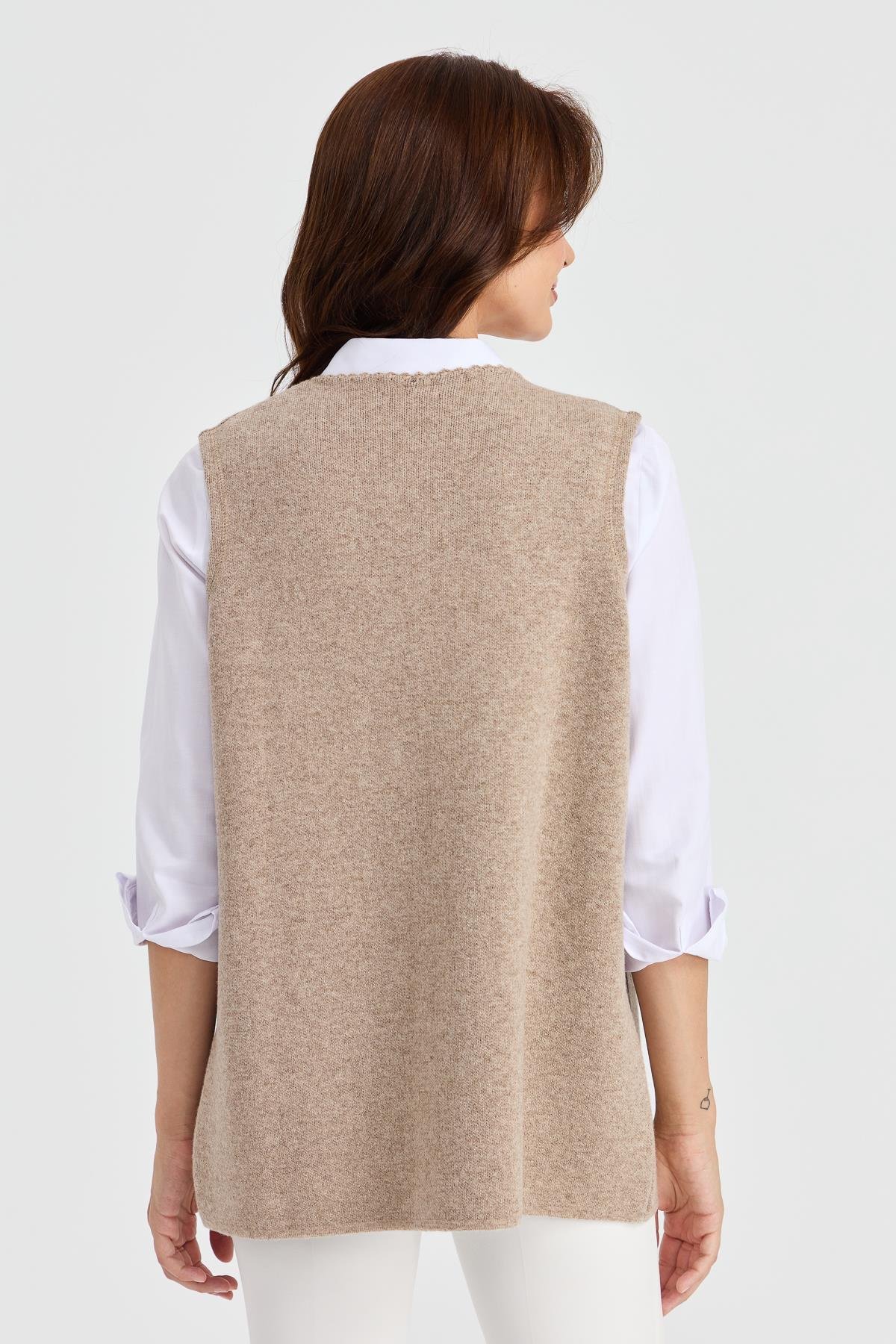 23000Kadın Sıfır Yaka Kenarı Dantel İşlemeli Yün Yelek K.Bej