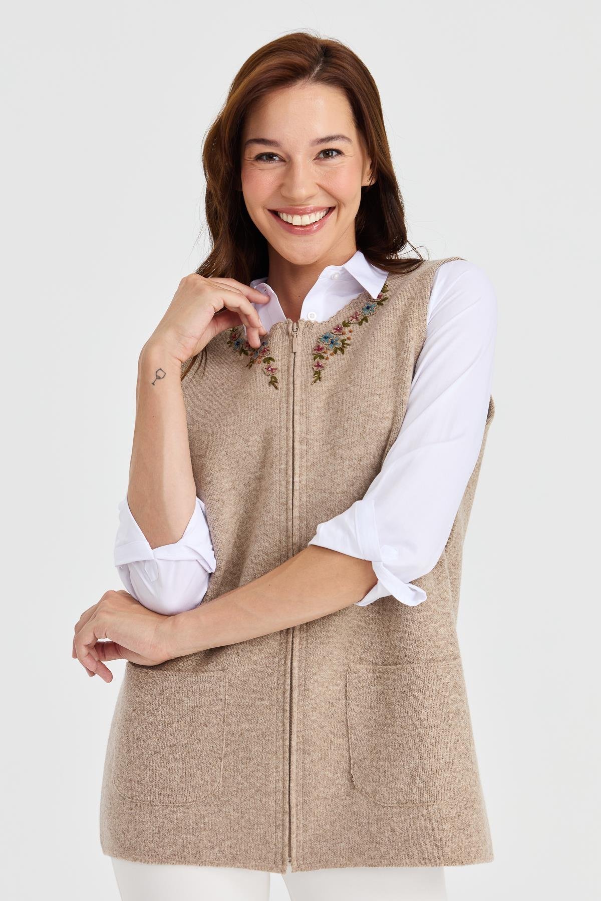 23000Kadın Sıfır Yaka Kenarı Dantel İşlemeli Yün Yelek K.Bej