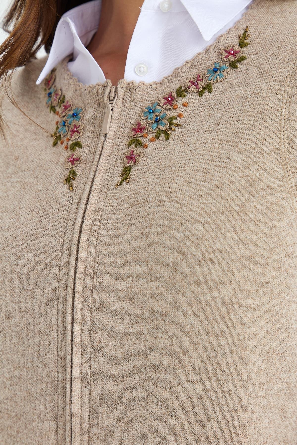 23000Kadın Sıfır Yaka Kenarı Dantel İşlemeli Yün Yelek K.Bej