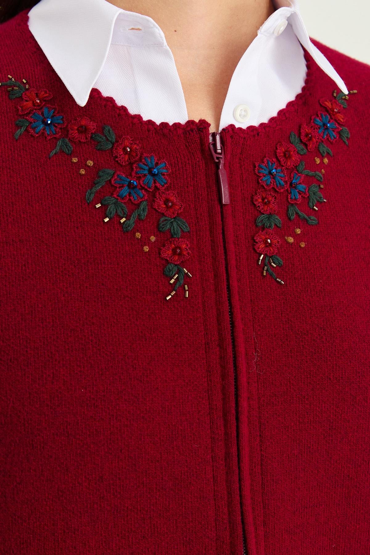 23000Kadın Sıfır Yaka Kenarı Dantel İşlemeli Yün Yelek V.Çürüğü