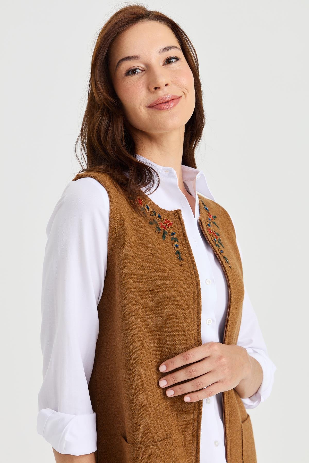 23000Kadın Sıfır Yaka Kenarı Dantel İşlemeli Yün Yelek K.taba