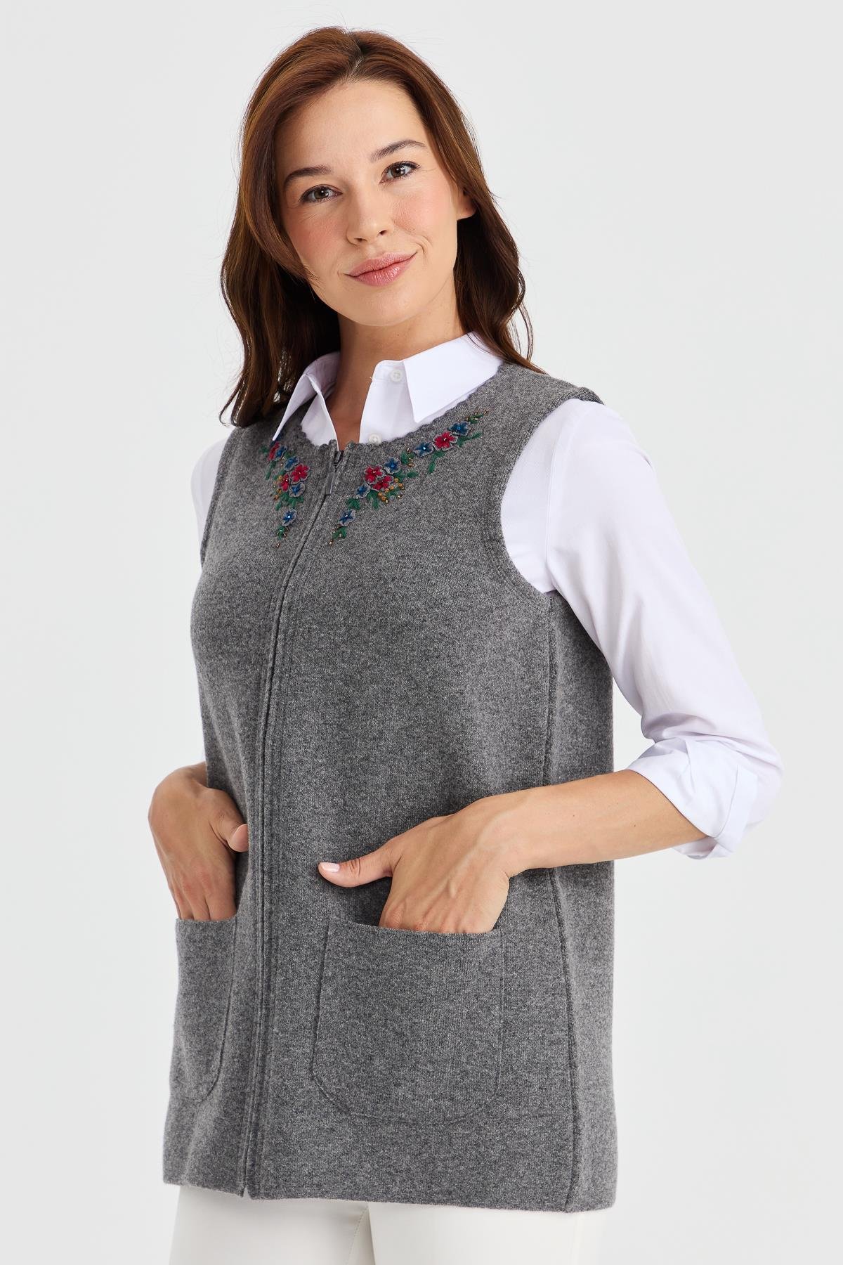 23000Kadın Sıfır Yaka Kenarı Dantel İşlemeli Yün Yelek Füme