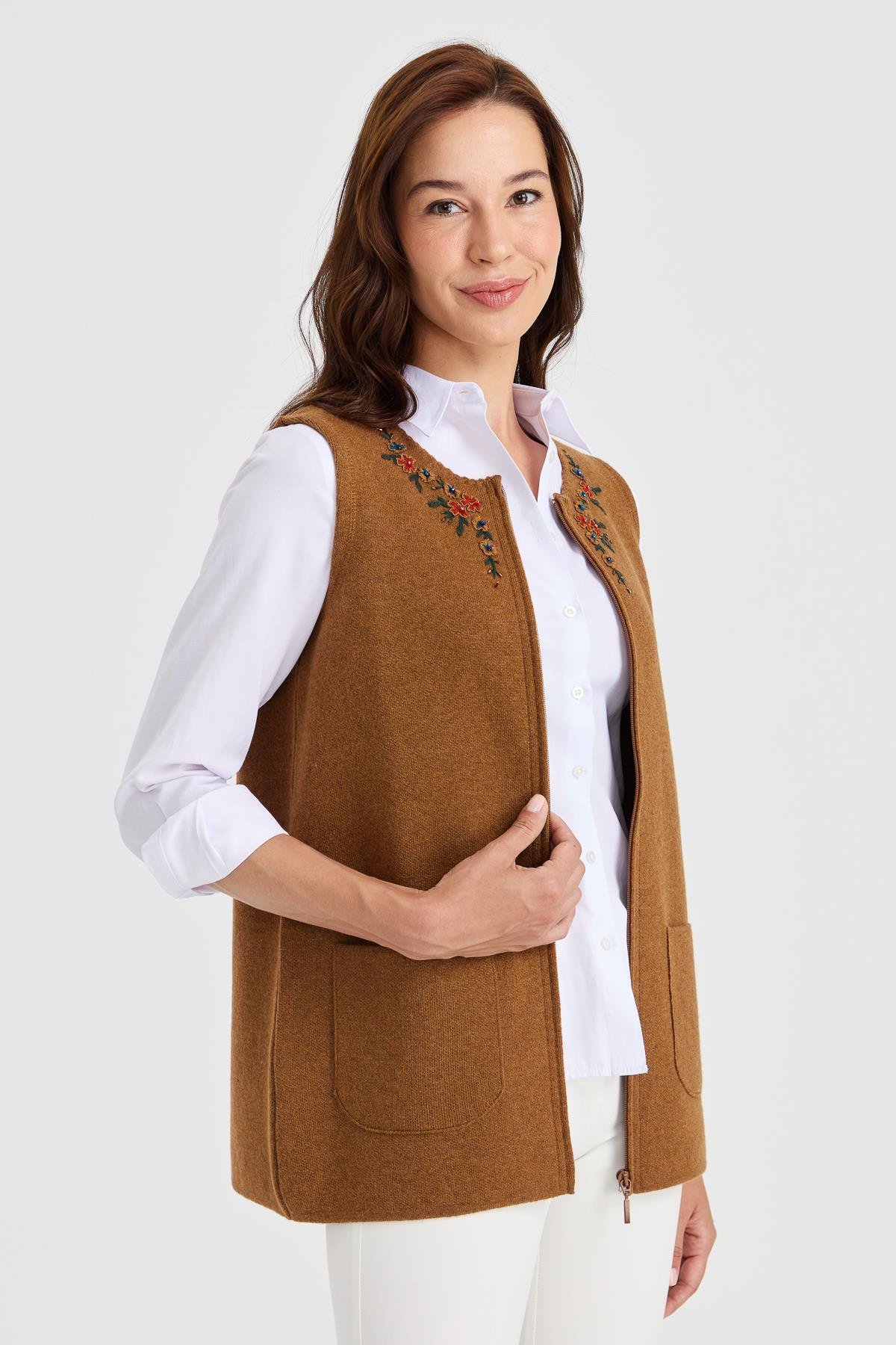 23000Kadın Sıfır Yaka Kenarı Dantel İşlemeli Yün Yelek K.taba