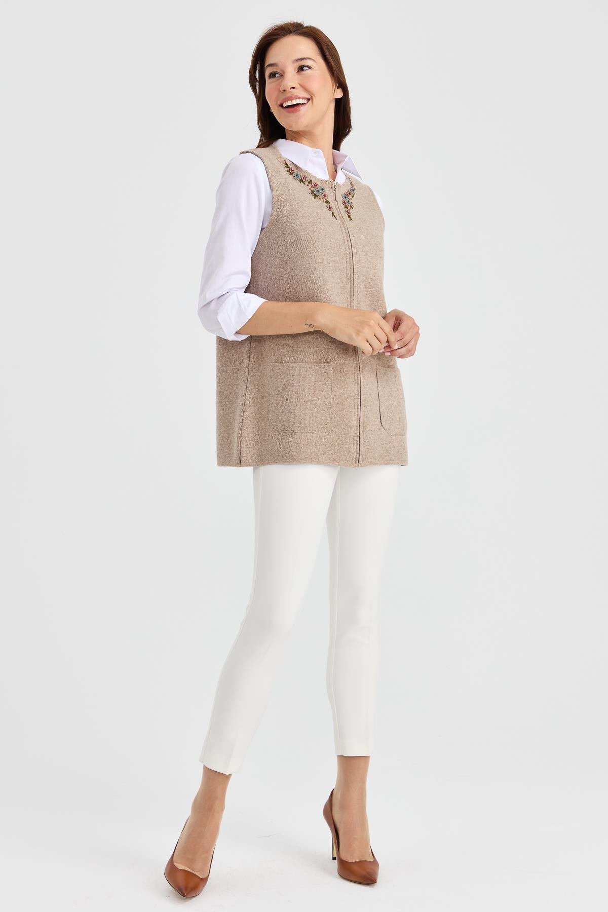 23000Kadın Sıfır Yaka Kenarı Dantel İşlemeli Yün Yelek K.Bej