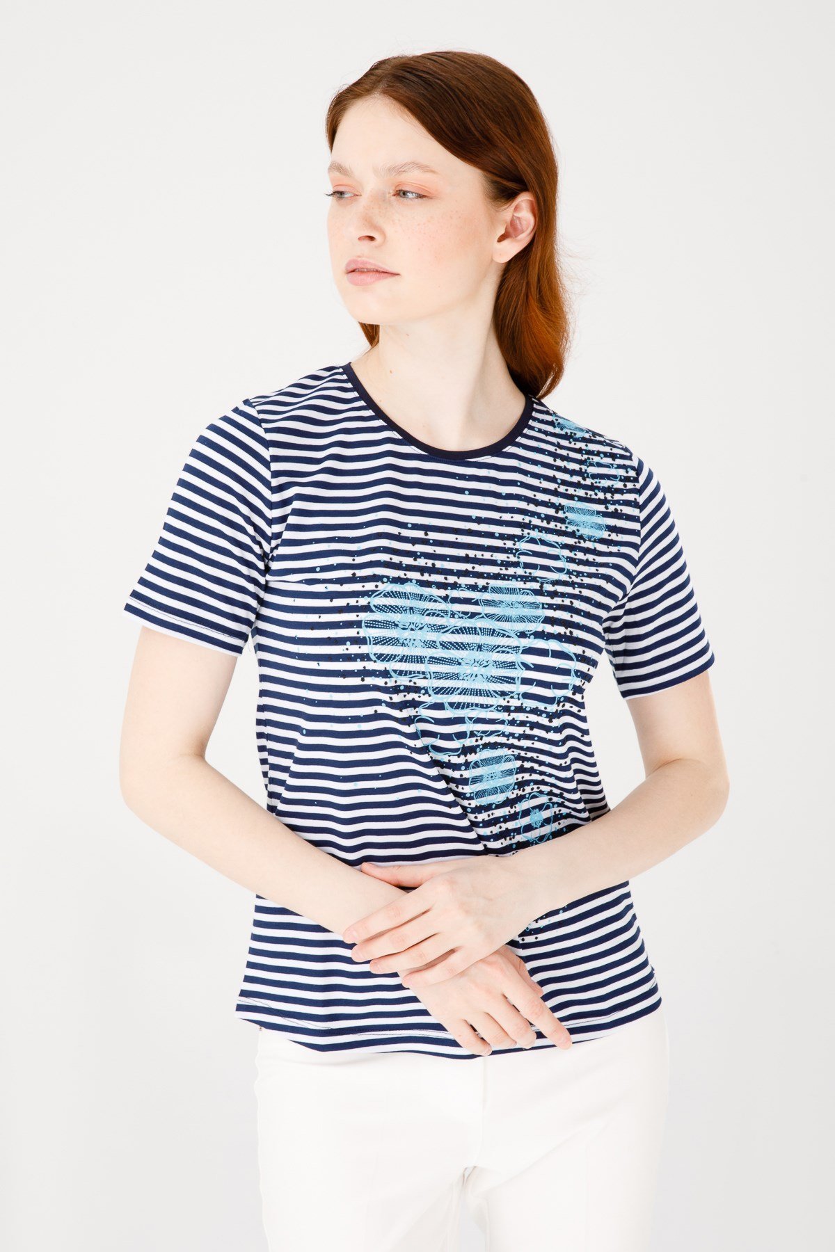 KADIN SIFIR YAKA KISA KOL ÇİÇEK BASKILI ÇİZGİLİ PENYE BLUZ LACİVERT