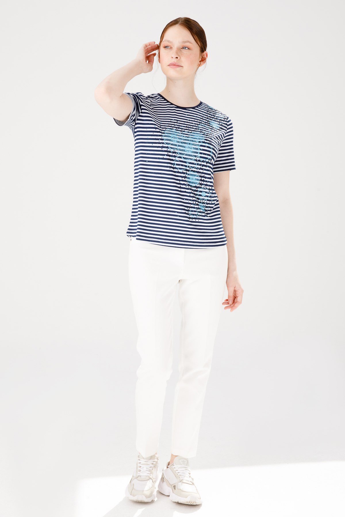 KADIN SIFIR YAKA KISA KOL ÇİÇEK BASKILI ÇİZGİLİ PENYE BLUZ LACİVERT