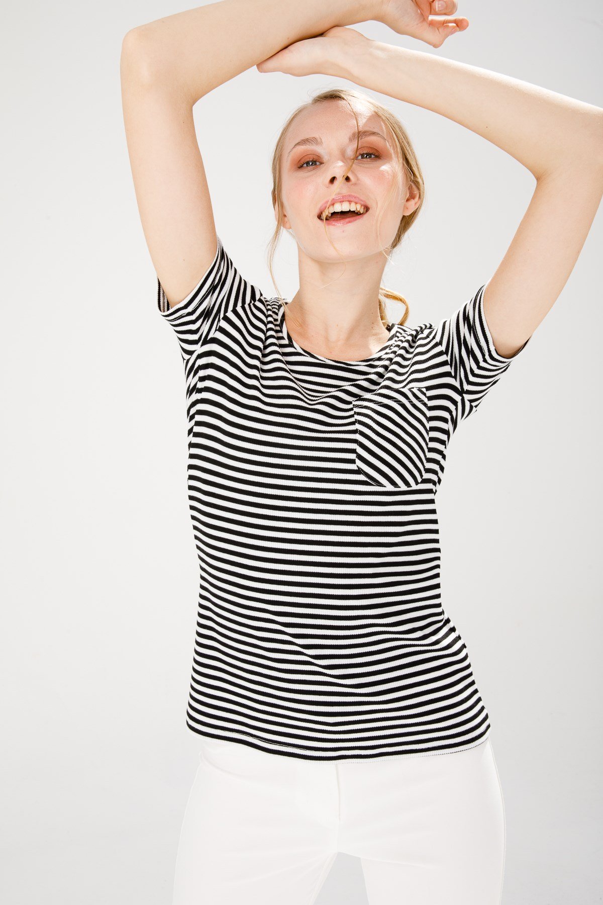 KADIN SIFIR YAKA KISA KOL ÇİZGİLİ PAMUKLU T-SHİRT SİYAH