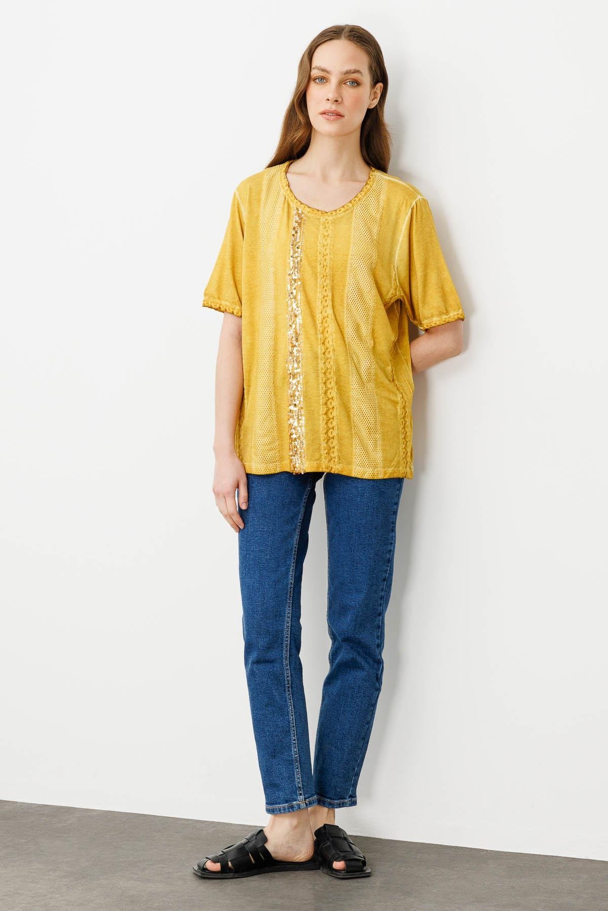 20807Kadın Sıfır Yaka Kısa Kol Deri İşlemeli Penye Bluz Bal