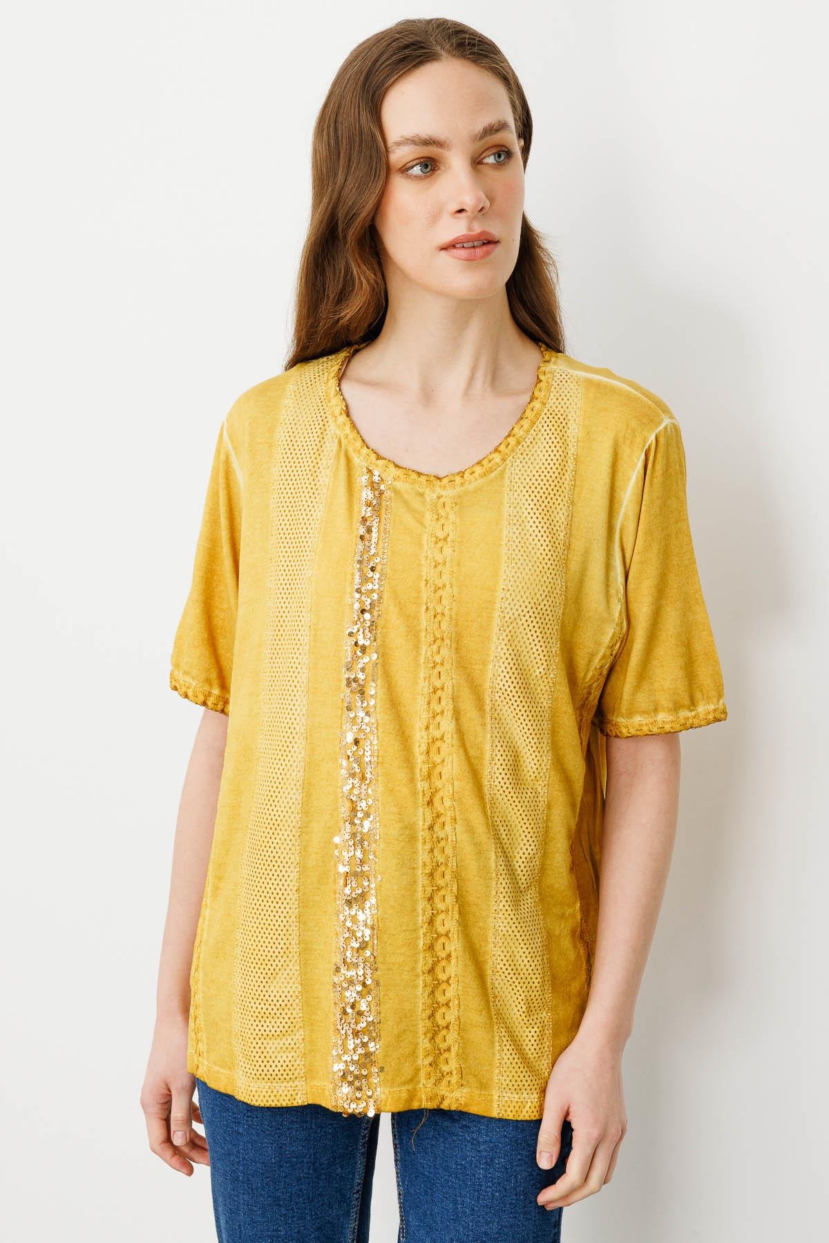 20807Kadın Sıfır Yaka Kısa Kol Deri İşlemeli Penye Bluz Bal