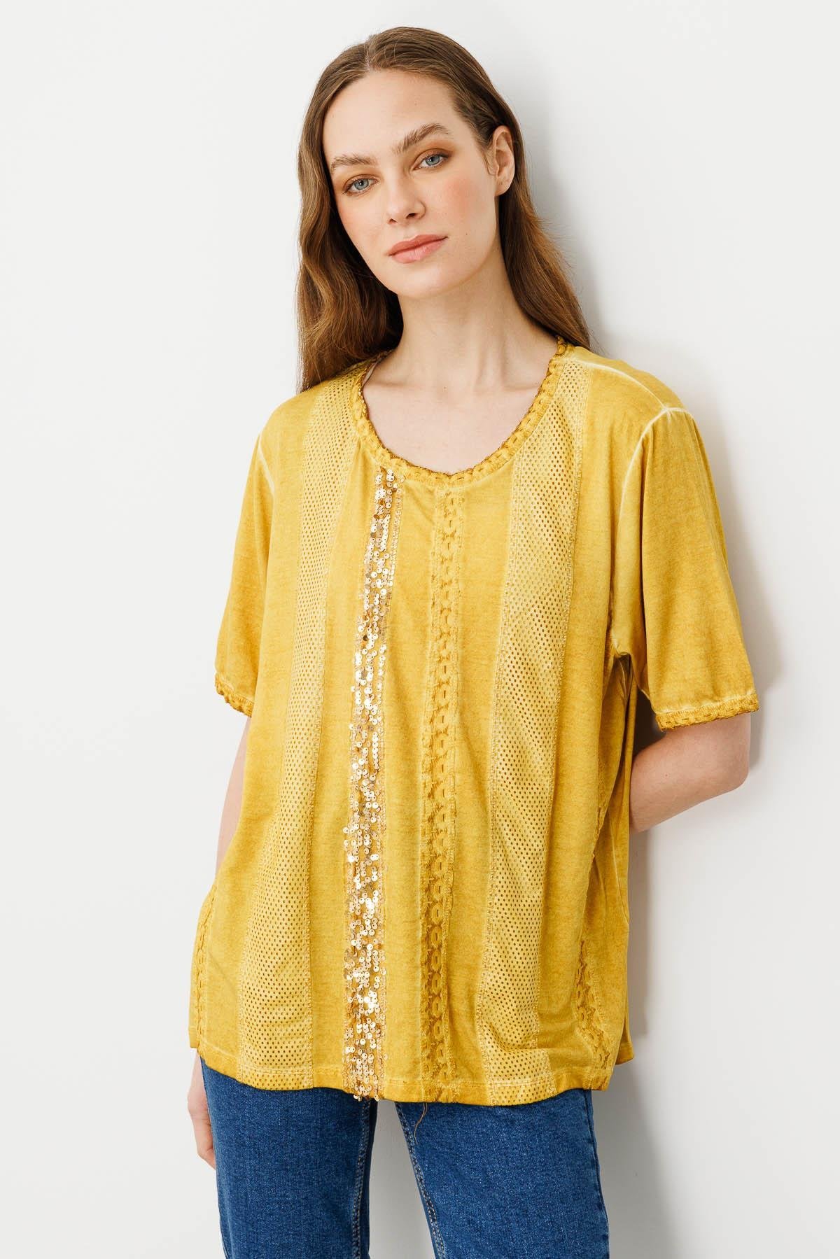 20807Kadın Sıfır Yaka Kısa Kol Deri İşlemeli Penye Bluz Bal