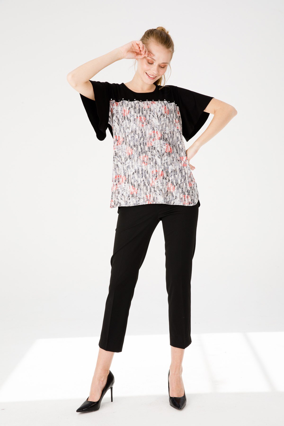 21878Kadın Sıfır Yaka Kısa Kol Desenli Penye Bluz Siyah