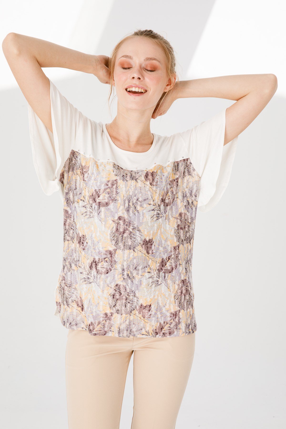 KADIN SIFIR YAKA KISA KOL DESENLİ PENYE BLUZ KEMİK