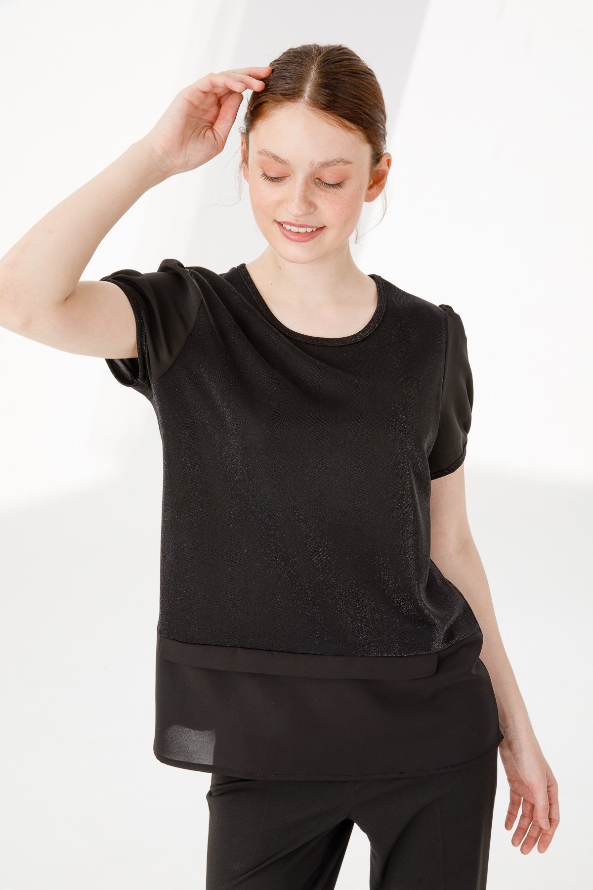 KADIN SIFIR YAKA KISA KOL PARLAK KUMAŞ BLUZ SİYAH