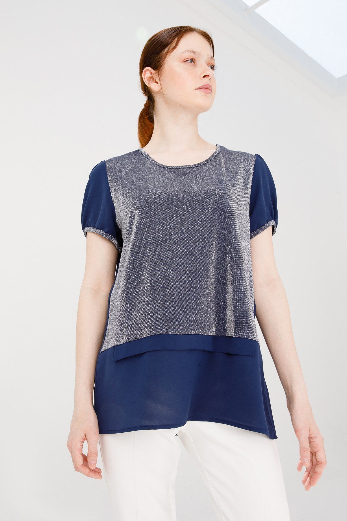 KADIN SIFIR YAKA KISA KOL PARLAK KUMAŞ BLUZ LACİVERT