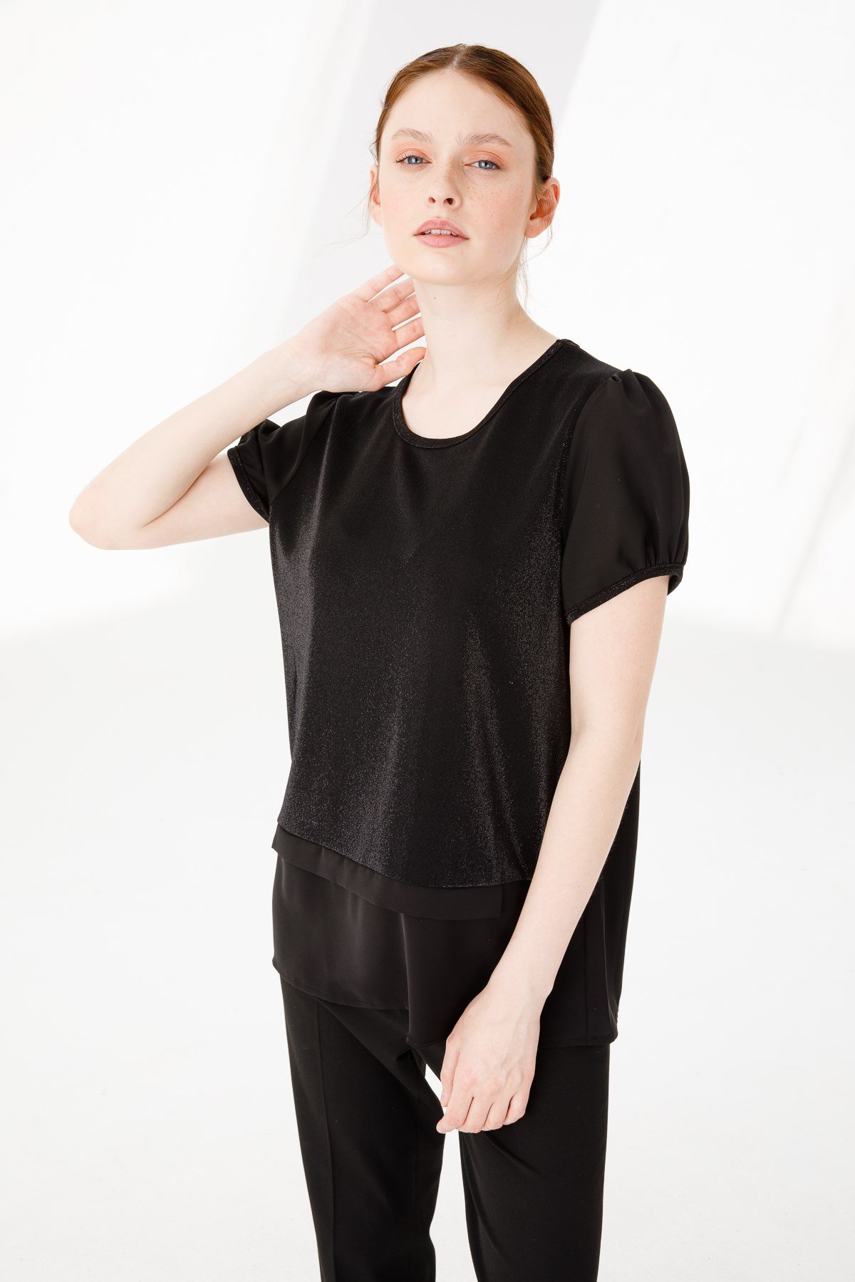 KADIN SIFIR YAKA KISA KOL PARLAK KUMAŞ BLUZ SİYAH