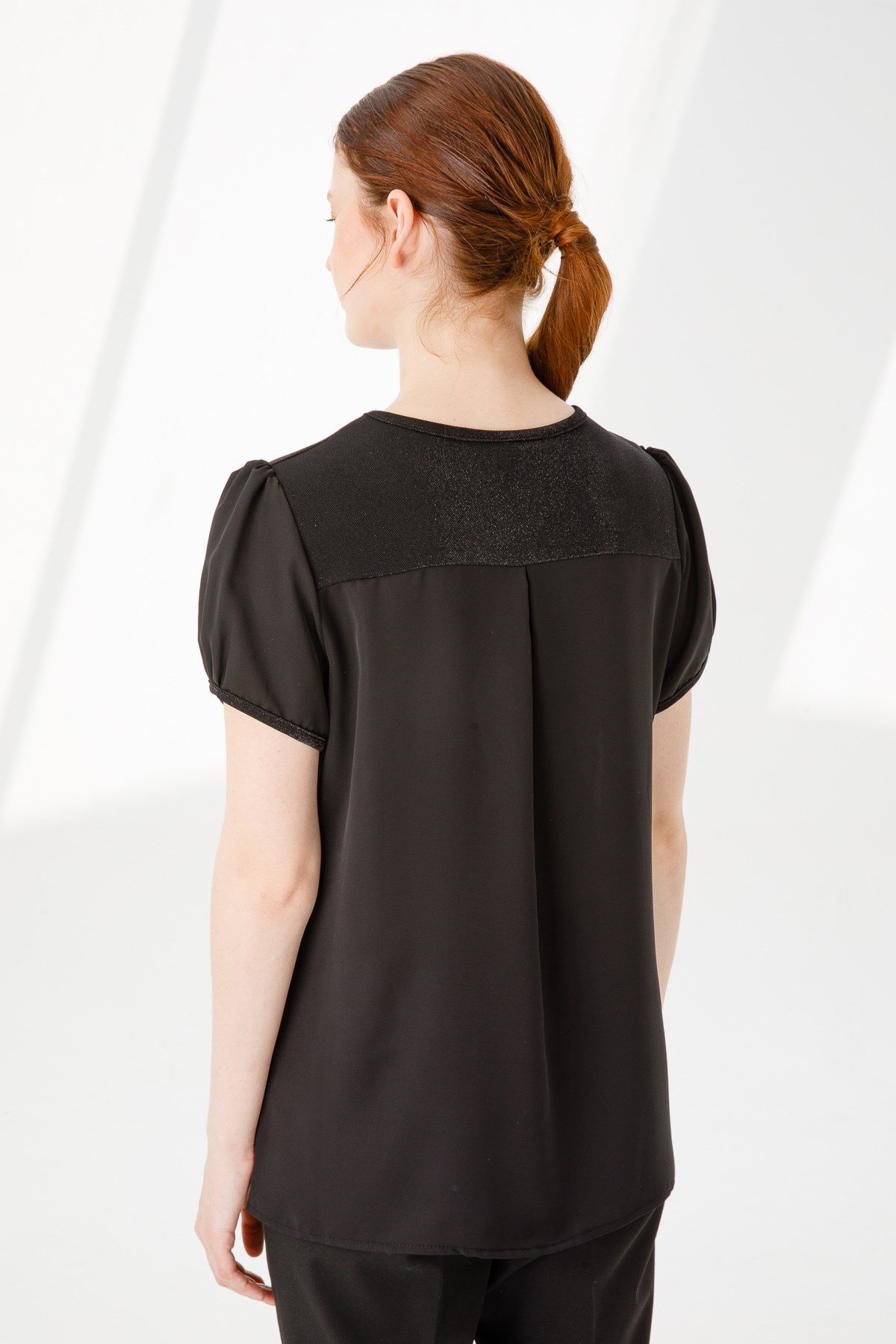 KADIN SIFIR YAKA KISA KOL PARLAK KUMAŞ BLUZ SİYAH