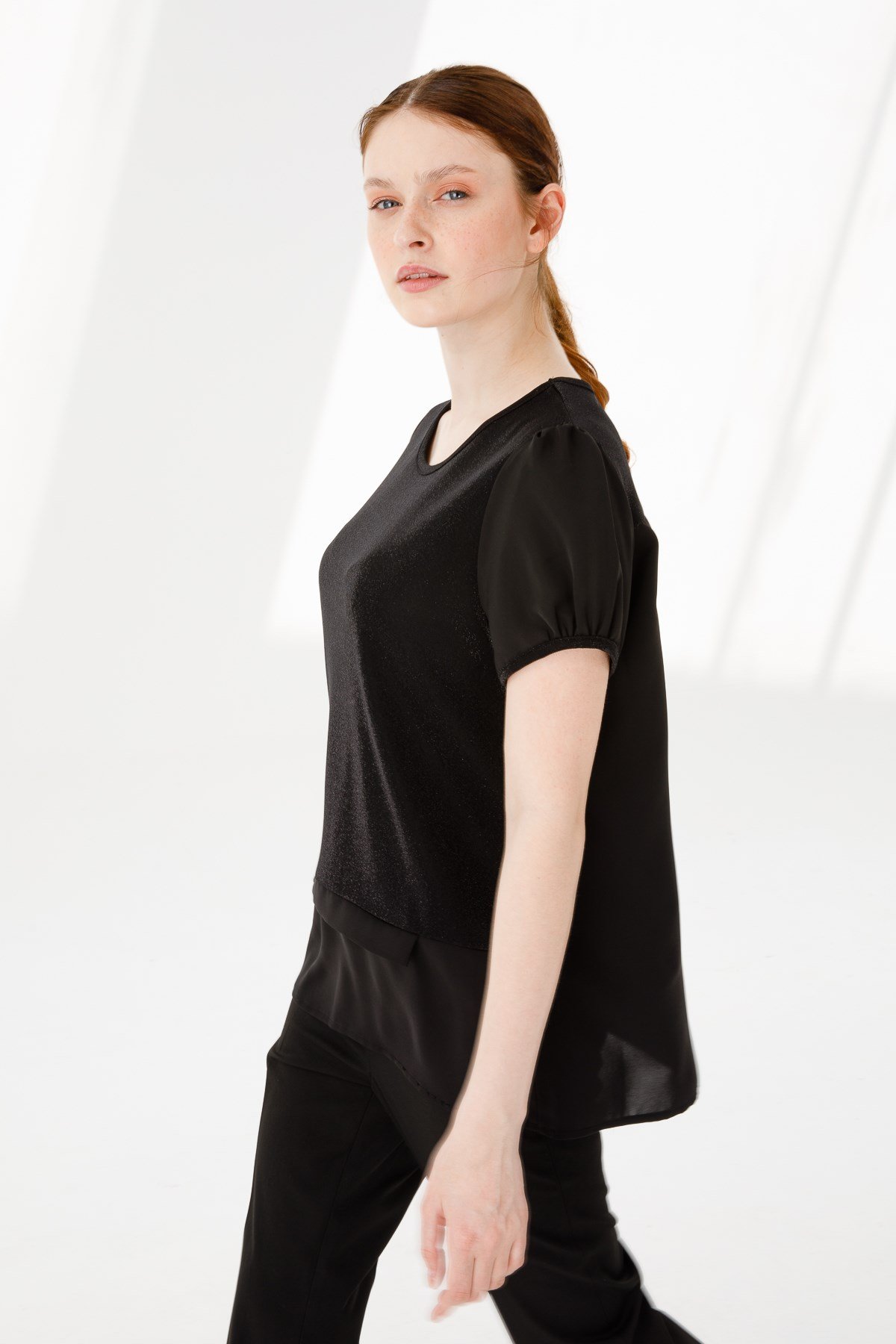 KADIN SIFIR YAKA KISA KOL PARLAK KUMAŞ BLUZ SİYAH