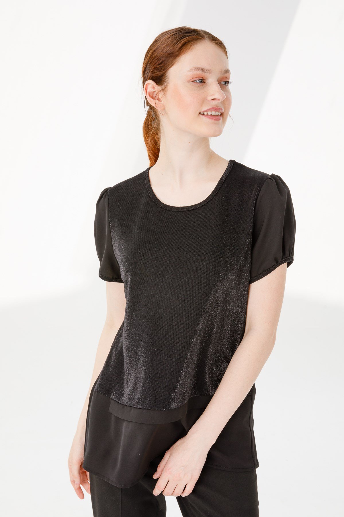 KADIN SIFIR YAKA KISA KOL PARLAK KUMAŞ BLUZ SİYAH