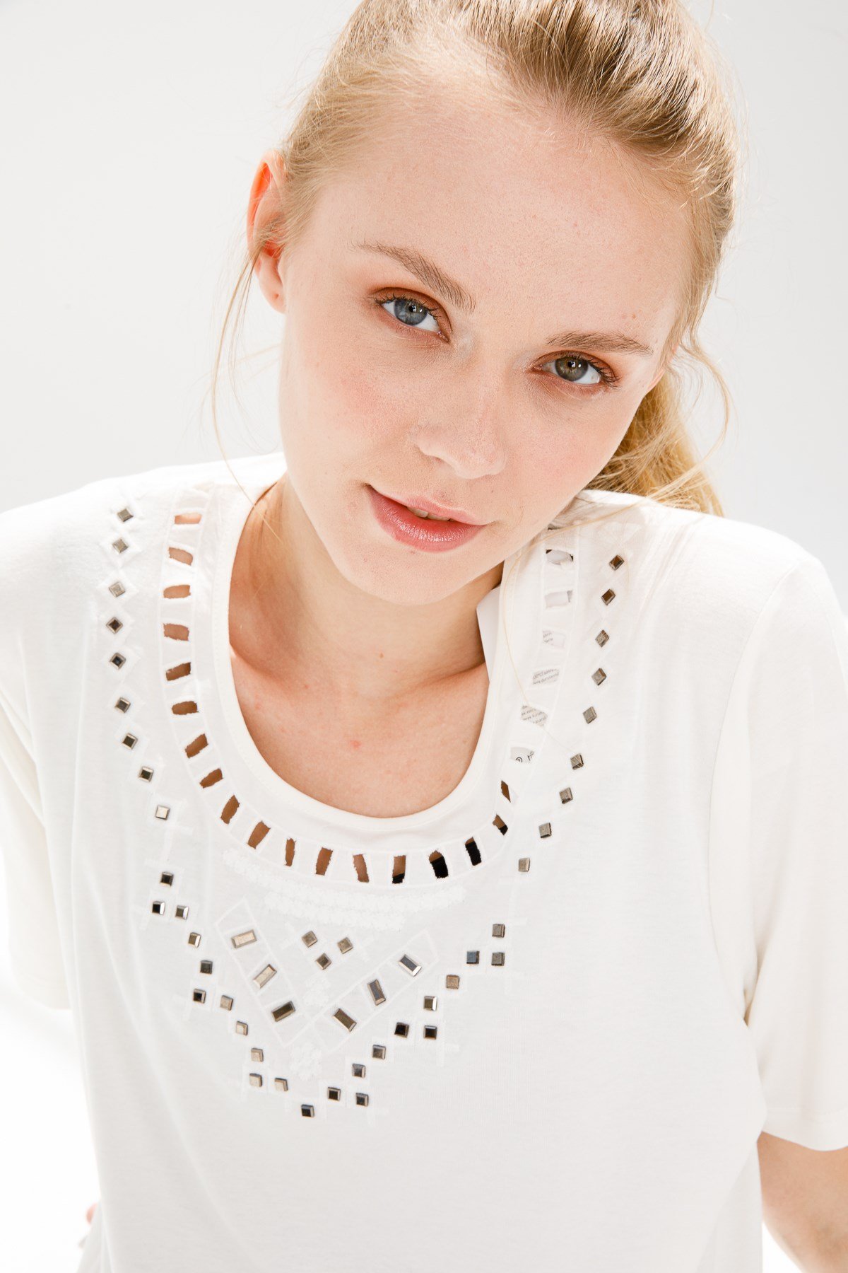 KADIN SIFIR YAKA KISA KOL TAŞ BASKILI PENYE BLUZ KEMİK