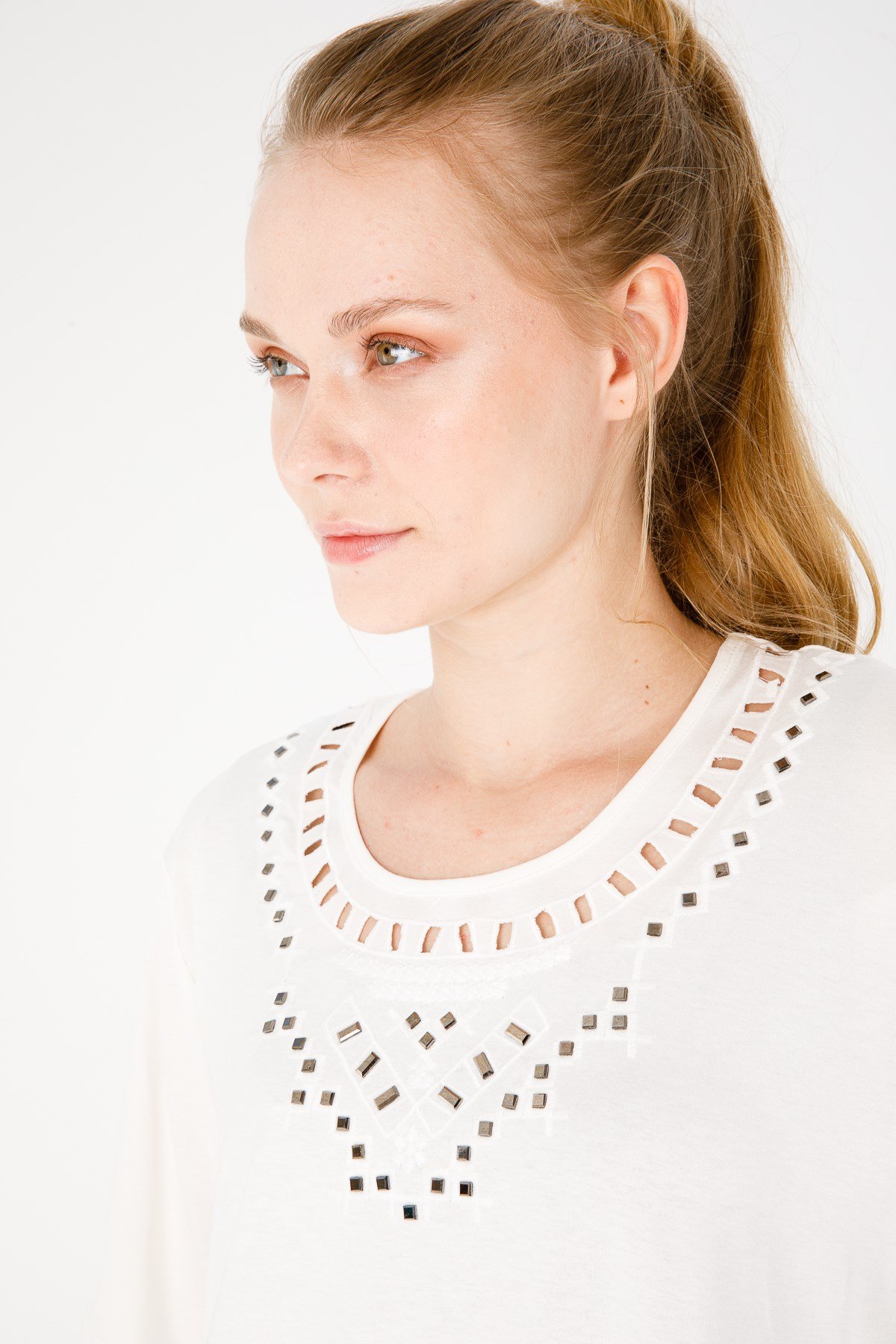 KADIN SIFIR YAKA KISA KOL TAŞ BASKILI PENYE BLUZ KEMİK