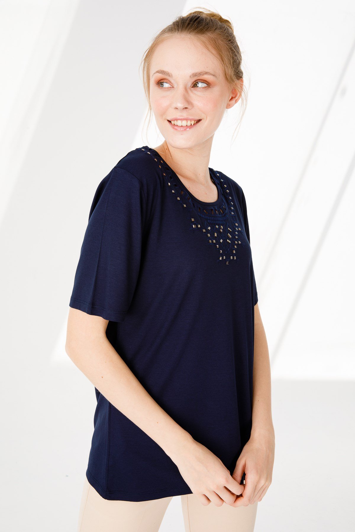 21752Kadın Sıfır Yaka Kısa Kol Taş Baskılı Penye Bluz Lacivert