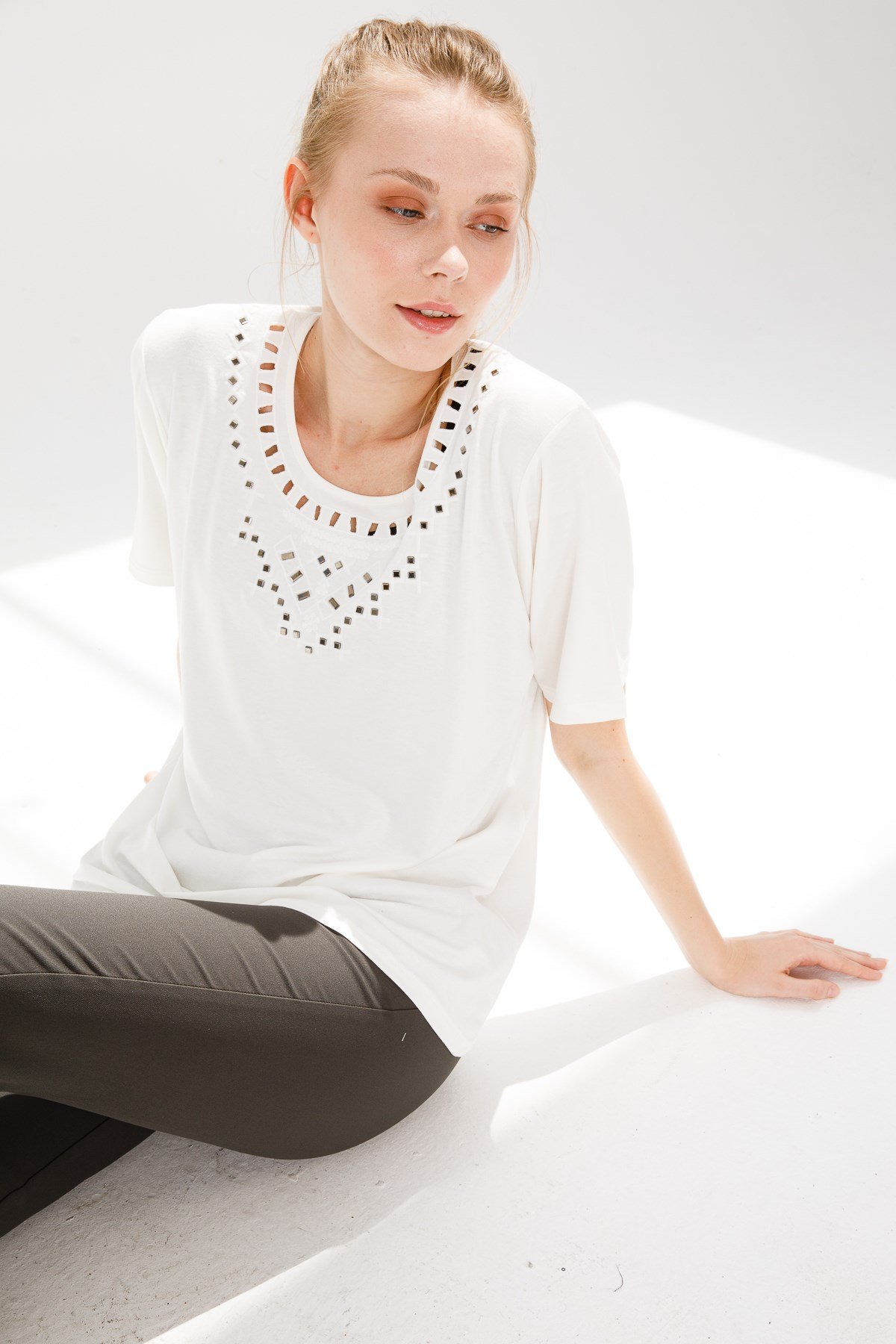 KADIN SIFIR YAKA KISA KOL TAŞ BASKILI PENYE BLUZ KEMİK