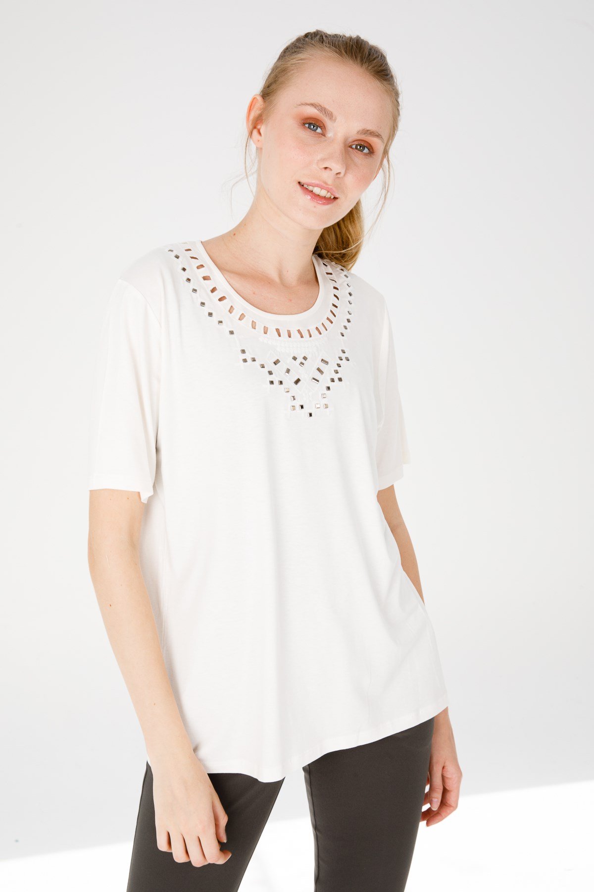 KADIN SIFIR YAKA KISA KOL TAŞ BASKILI PENYE BLUZ KEMİK