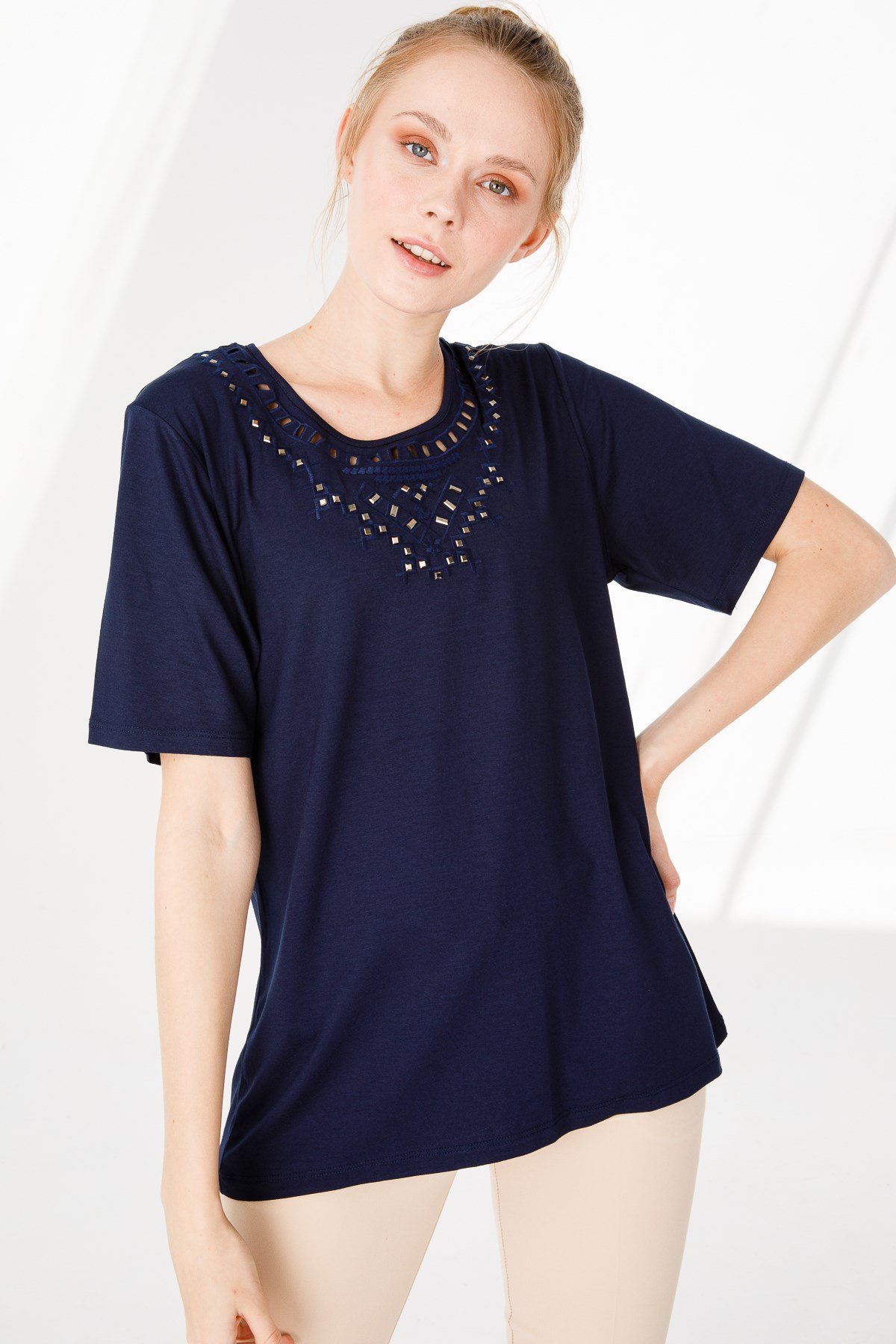 21752Kadın Sıfır Yaka Kısa Kol Taş Baskılı Penye Bluz Lacivert