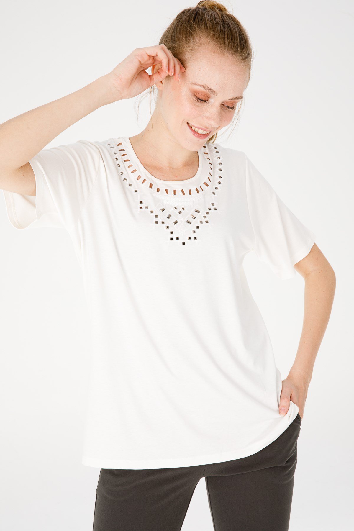 KADIN SIFIR YAKA KISA KOL TAŞ BASKILI PENYE BLUZ KEMİK