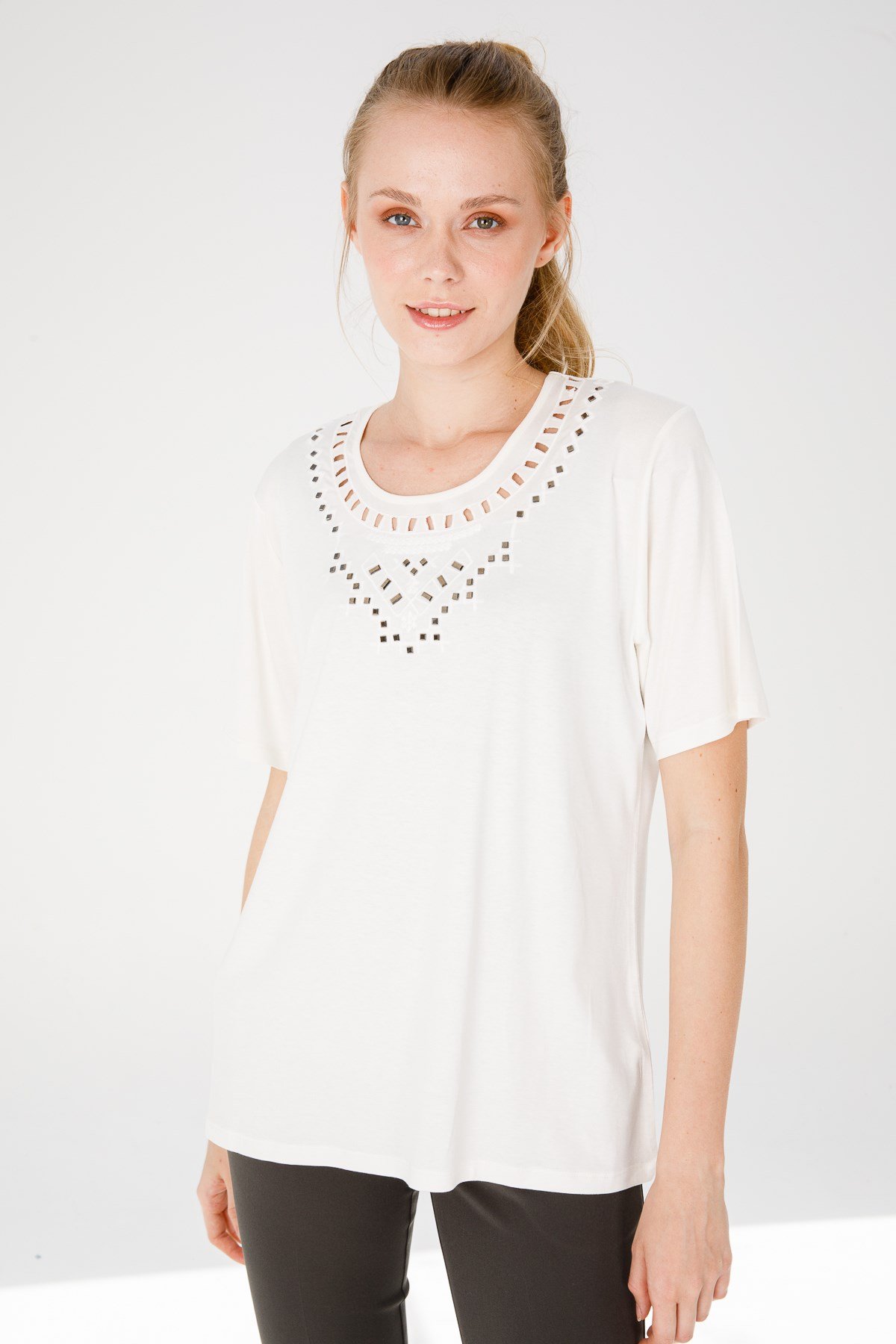 KADIN SIFIR YAKA KISA KOL TAŞ BASKILI PENYE BLUZ KEMİK